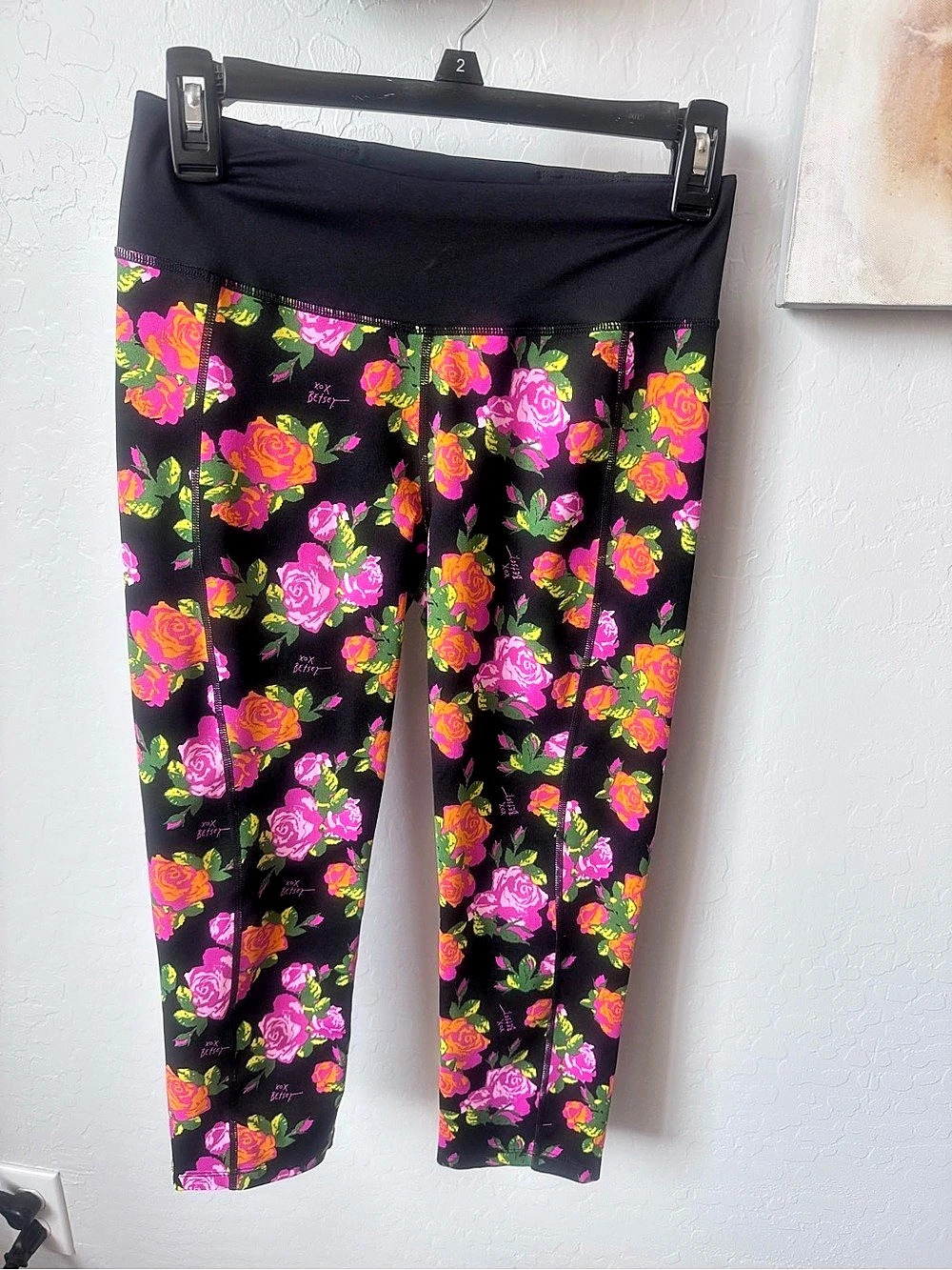 Betsey Johnson Floral Capri 25Leggings in Black & Pink Size Small Like New